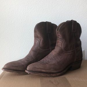 Frye Billy Short dark brown size 8.5B
